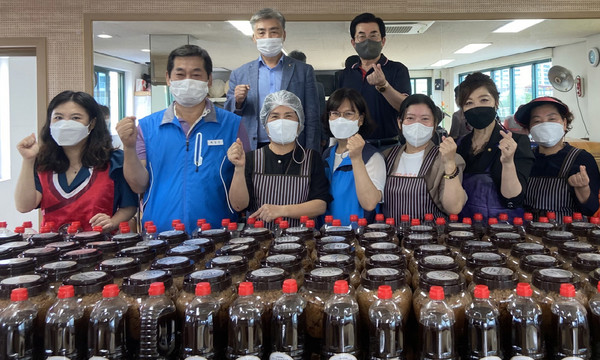 일산1동 주민자치위원회가 고양시 북한이탈주민과 일산1동 관내 취약 계층에게 전통장을 담았다.