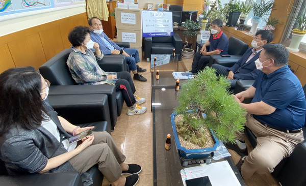 이날은 서병하 관산동장과 김정렬 관산동 새마을부녀회장, 사무엘장애인보호작업장 김정언님이 참석해 지역을 위한 따듯한 나눔을 펼친 청주한씨 종중에 대한 감사한 마음을 전달했다.