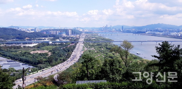 덕양산 정상에서 서울 방향을 바라본 풍경. 한강과 자유로가 나란히 뻗어 있고, 남산과 관악산이 조망된다. 