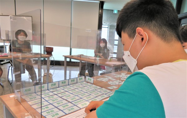 참가자들이 우리같이 놀이같이 어휘 캠프에서 활동을 하고 있다.