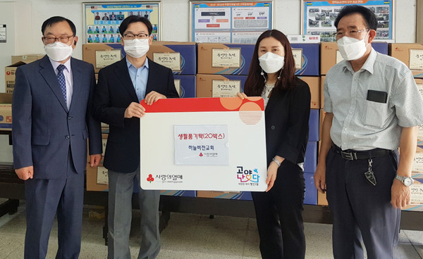 하늘비전교회가 행신1동에 지역의 어려운 이웃을 위한 추석 선물세트를 전달하고 있다.