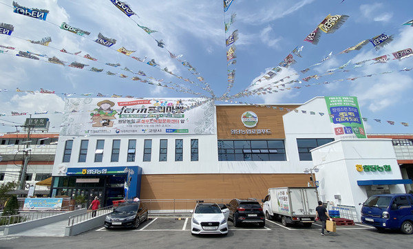 새롭게 오픈한 원당농협 지하철 3호선 원당역점. 1번 출구에서 내리면 신선한 농산물이 기다린다.