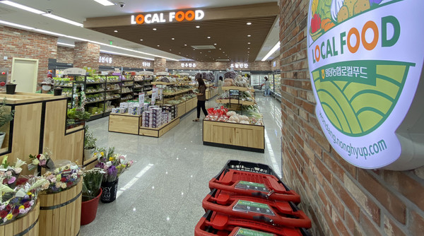 원당농협 원당역점. 내부 인테리어는 소비자의 편한 동선을  최대한 참고해 디자인 했다.