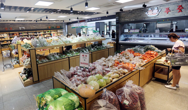 알차고 우리농산물이 꽉찬 매장. 운영시간 내내 고객들로 붐빈다.