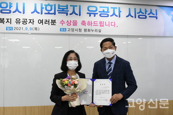 9일 시청 평화누리실에서 진행된 사회복지의 날 기념 시상식에는 권현숙 사회복지협 사무국장(사진 왼쪽)을 비롯해 42명의 종사자들이 표창장을 받았다.