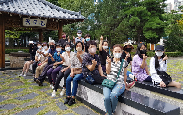 화정1동 꽃우물마을축제기획단과 주민자치위원, 관계자들. 준비기간 내내 즐거웠다.