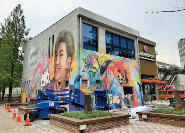 BTS RM 인물 벽화를 조성하면서 몸통이 잘려나간 아름드리 메타세쿼이아와 느티나무.