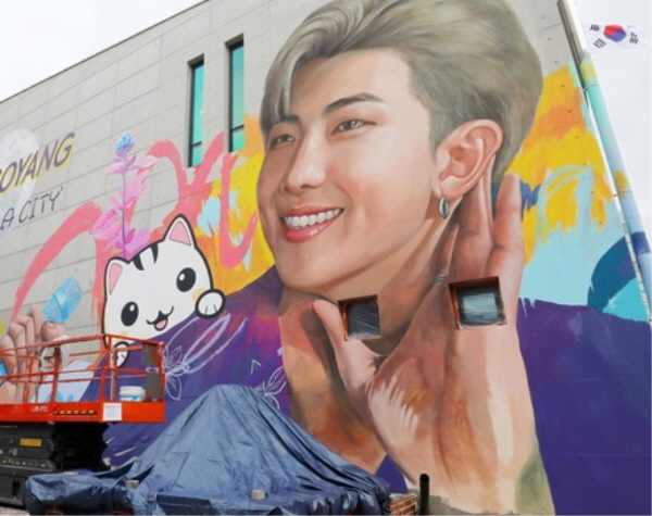 9월 1일자 언론이 보도한 BTS RM 인물 벽화. 벽화 아래쪽 청색 비닐로 덮어놓은 곳에 무엇이 있을까. 