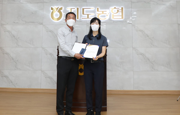 이종철 한국농업경영인 지도지구회 회장이 지역인재 발굴과 육성을 위해 장학금을 전달했다.