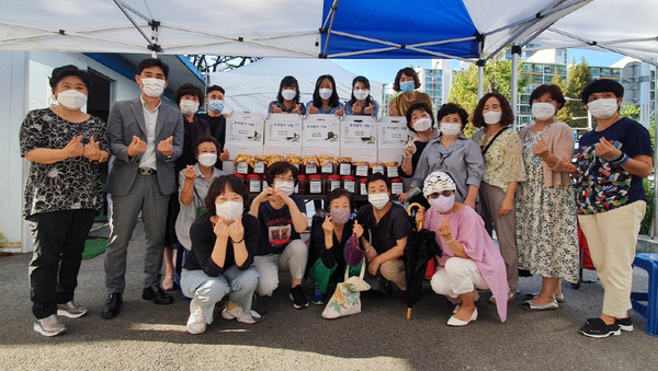 백석1동 통장협의회 지역 내 저소득층 21가구에 고추장과 김을 전달하며 나눔을 펼쳤다.