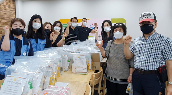 송편을 전달하기위해 준비중인 일산노인종합복지관 관계자들.