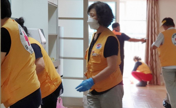 노란천사 회원들이 집안 구석구석을 청소하고 막힌 하수구를 뚫는 등 정리정돈에 구슬땀을 흘렸다.