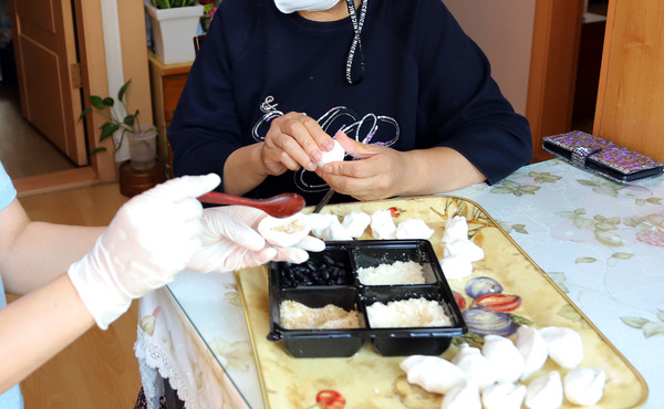 명절 음식나눔, 송편 빚기 활동을 하고 있는 참여자.