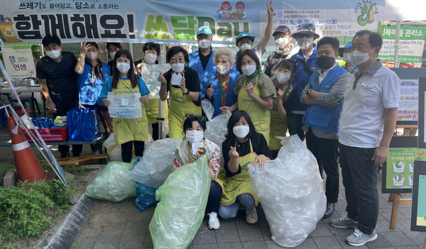 쓰담쓰담day를 진행한 정발산동 주민자치회. 페트병과 아이스팩을 가져온 주민들에게  종량제봉투로 교환해 전달했다.