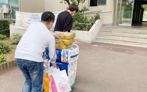  추석 음식나눔을 위해  저소득 장애인가정에 물품을 전달하고 있다.