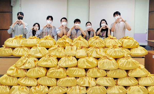 지역의 어려운 이웃에게 전달할 추석 선물세트에 자리한 일산종합사회복지관 직원들