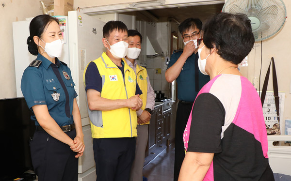 왼쪽부터) 김상희 일산서부경찰서장, 이수영 사랑의 징검다리봉사단장, 이정표 봉사단원이자 대화지구대 경위, 일산서부경찰서 김성민 생활안전과장이 어려운 이웃을 방문해 선물을 전달했다.