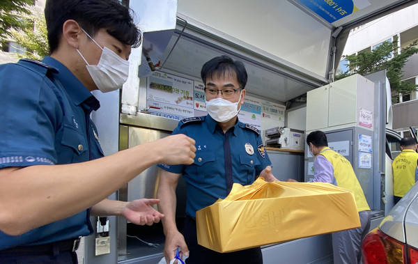 물품을 전달하기 위해 차량에서 선물을 이동하고 있다. 