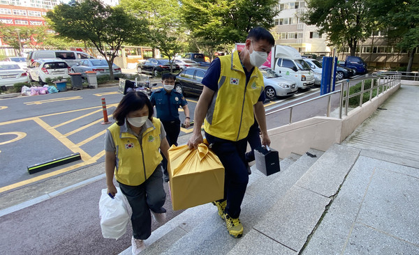 지역의 중소상인들이 십시일반 물품을 후원해 풍성한 선물을 전달했다. 이수영 사랑의 징검다리 봉사단장(오른쪽)과 석화섭 사무처장(왼쪽)