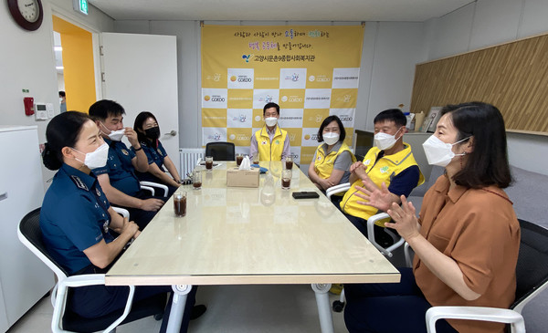 문촌9종합사회복지관도 방문해 김신실 관장(오른쪽)과 나눔과 봉사에 관해 이야기를 나누기도 했다.