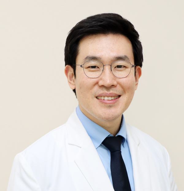 이장연 동국대일산병원 정형외과 교수는 “스포츠·레저 활동 시 내측 측부인대 파열, 전방 십자인대 파열, 반월상 연골판 파열 등 무릎 질환이 가장 흔히 발생하지만, 각 종목별로 특징적으로 나타나는 질환은 조금씩 차이가 있다”며 “자신의 몸 상태에 맞는 가정 적절한 운동을 선택해서 운동 전후 충분한 스트레칭을 하고, 특히 운동 중 수시로 수분을 섭취하면 스포츠 손상을 예방하는 데 도움이 된다”고 강조했다.