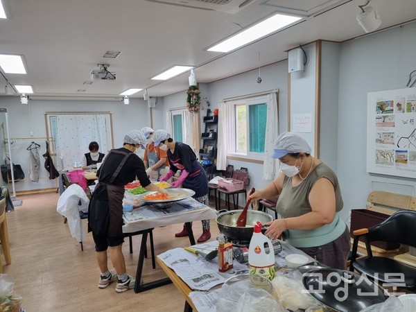 추석 명절을 앞두고 반찬구독서비스 시범사업을 준비중인 화전 마을관리사회적협동조합
