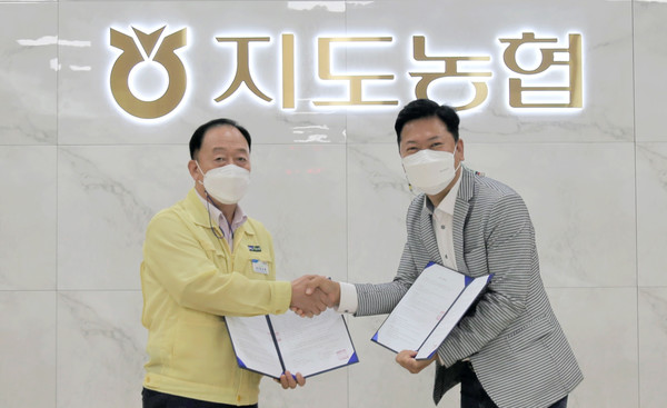  장순복 지도농협 조합장(왼쪽)과 삼성전자판매 최승호 상무(오른쪽)가 혐약을 통해 상호간 이익증진을 위해 협력하기로 했다.