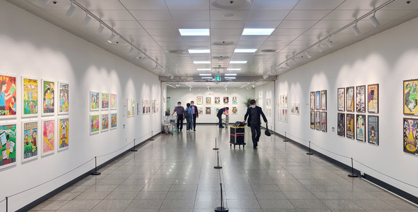 세이브존 아트갤러리에 전시된 표어·포스터.