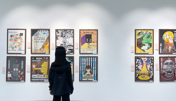 전시회를 둘러보는 시민.