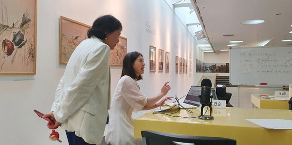 전시 연계 교육을 하고 있는 관계자들