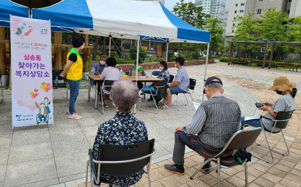 삼송동이 찾아가는 복지상담소를 운영하며, 맞춤형복지서비스에 대해 상담을 하고 있다.