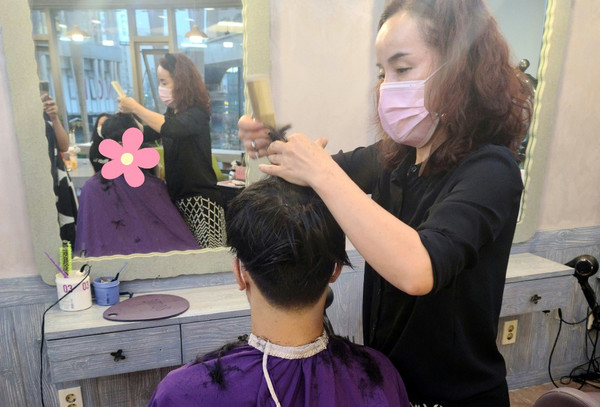  식사동 주민자치회가 지역의 미용실과 연계해 사회적 약자를 배려하기 위한 미용 재능기부를 진행했다.
