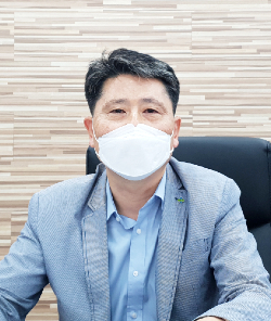 김인성 한국산업안전보건공단 고양파주지사장은 아주대에서 기계공학을 전공했고, 서울대학교 행정대학원 공공리더십과정을 거쳐 현재 호서대학교 일반대학원에서 안전행정공학 석박사통합과정을 밟으며 현장경험을 이론과 접목해가고 있다. 1992년 공단 입사 이후 본부와 일선기관에서 현장 실무를 수행하는 과정에서 업무성과를 인정받아 고용노동부장관상(2006년 12월), 기획재정부장관상(2011년 12월), 국무조정실장상(2019년 12월) 등을 수상했다.