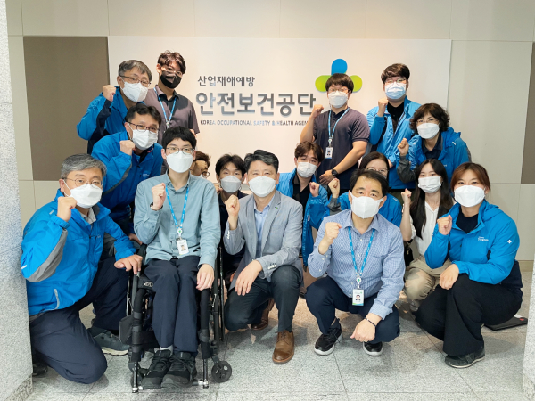 김인성 한국산업안전보건공단 고양파주지사장은 아주대에서 기계공학을 전공했고, 서울대학교 행정대학원 공공리더십과정을 거쳐 현재 호서대학교 일반대학원에서 안전행정공학 석박사통합과정을 밟으며 현장경험을 이론과 접목해가고 있다. 1992년 공단 입사 이후 본부와 일선기관에서 현장 실무를 수행하는 과정에서 업무성과를 인정받아 고용노동부장관상(2006년 12월), 기획재정부장관상(2011년 12월), 국무조정실장상(2019년 12월) 등을 수상했다.
