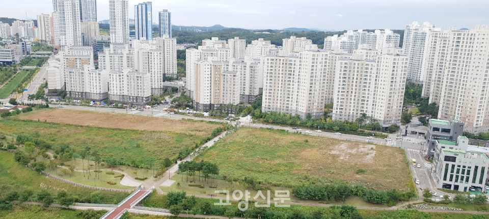 삼송동 문화체육복합시설 대상 부지 전경. 고양시는 사진 우측 문화시설 용지를 올해 안에 매입하기 위해 추경안을 제출했다. 사진 좌측은 사회복지시설 예정부지.