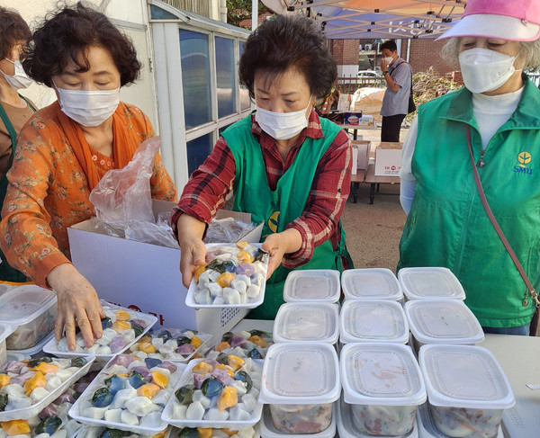 지역의 어려운 이웃을 위한 송편나눔으로 봉사활동을 펼치고 있다.
