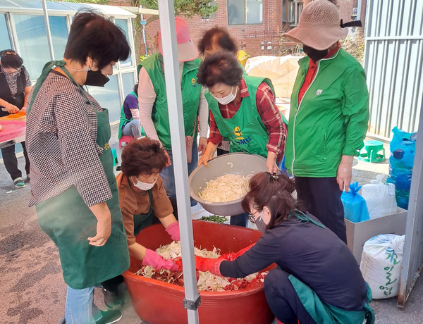 일상의 한 부분이 된 새마을부녀회 활동. 함께하는 관산동 · 고양시 부녀회원들이 있기에 든든하다.