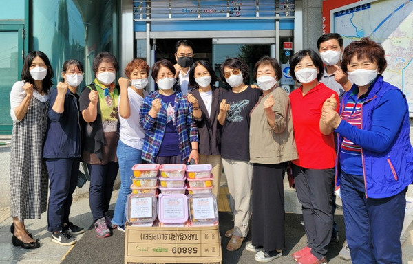 꿈의터전과 주교동 지역사회보장협의체 위원들이 지역 소외계층에 제철과일을 전달했다.