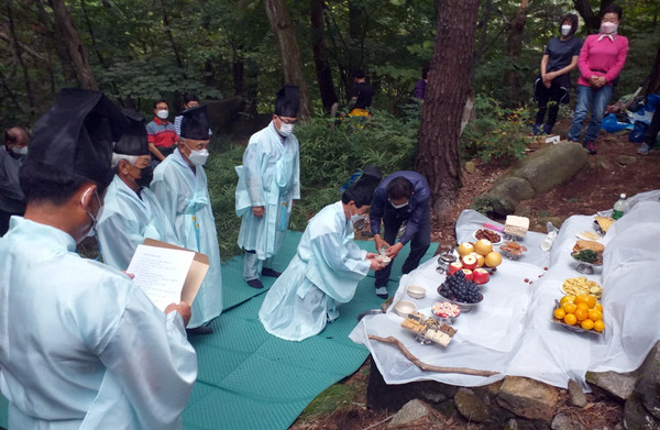 북한산 사기막골 골안에서 코로나19 극복과 주민들의 평안을 기원하는 ‘효자동 산신제'가 있었다.