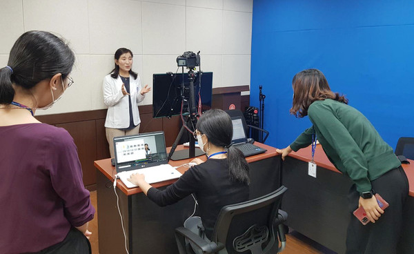 고양시약사회 정정선 부회장(흰 옷)이 강사로 나와  ‘코로나시대 면역증강법, 영양제복용, 약물상호작용’과 ‘고혈압, 당뇨의 약리학적 이해와 만성질환자의 복약지도’에 관한 주제의 촬영을 하고 있다.