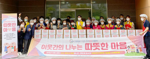 흥도동 지역사회보장협의체 위원들이 김장김치를 마련해 지역의 어려운 이웃을 위해 나눔에 동참했다.