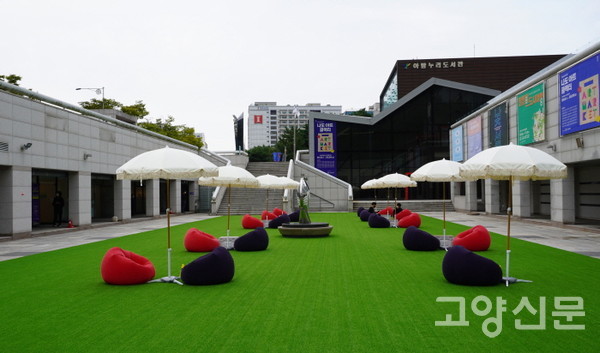 산뜻한 쉼터로 변신한 해받이터 광장. 