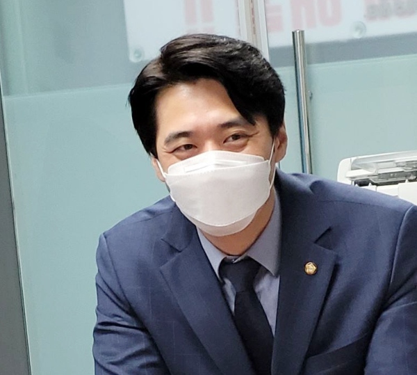 한준호 의원은 "교통과 발전이라는 두 가지 키워드를 중심으로 지역을 챙기고 있다"며 지역의 여러 현안들에 대해 설명을 이어갔고, 내년 대선 전망에 대해서는 "국정수행지지율이라는 블루칩과 남북관계 개선 등과 같은 모멘텀을 바탕으로 한 탄탄한 '지수'가 민주당이 단일화나 지역연대에 의존하지 않고도 독자적으로 대선을 치러내는 힘으로 작용할 것"이라고 전망했다. 