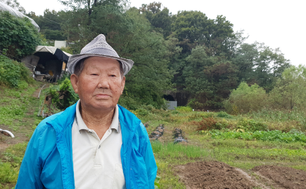 폐쇄된 하굴 앞에서 이야기하는 정한수 어르신