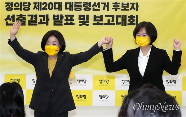 심상정, 이정미 정의당 후보가 12일 오후 국회에서 열린 정의당 제20대 대통령선거 후보자 선출결과 발표 및 보고대회에 앞서 기념사진을 찍고 있다. 이날 진행된 경선 결선 투표에서 심상정 의원은 이정미 전 대표를 꺾고 대선 후보자로 선출됐다. (사진제공= 오마이뉴스)