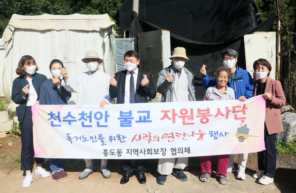 고양시불교사암연합회 도원스님과 대덕스님, 명재성 덕양구청장이 흥도동에 위치한 한 독거 노인을 찾아 연탄봉사에 참여하고 위로하고 있다.