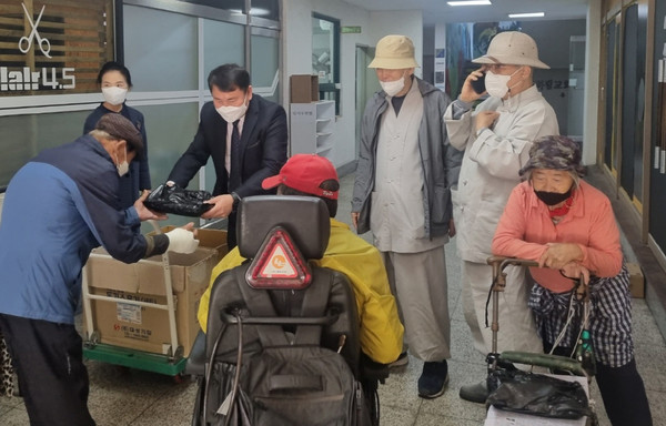 명재성 덕양구청장과 도원스님, 대덕스님이 (사)천수천안불교자원봉사단체 무료배식소에서 소외된 이웃에게 도시락을 전달하고 있다.