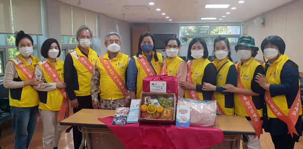  마두1동 지역사회보장협의체가 ‘따뜻한 비타민 제공사업’으로 건강취약 저소득가정에 제철과일 7종을 전달하며 안부도 살폈다.