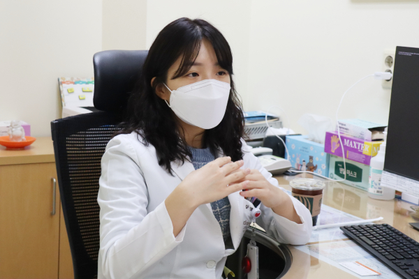 최승임 동국대일산병원 감염내과 교수는 “백신 접종을 한 사람들이 백신을 맞지 않은 사람을 보호하는 역할을 하고 있다는 것을 알아야 하고, 사회 전체의 면역력 획득을 위해 함께 노력해야 한다”며 “위드 코로나는 결코 단기간에 달성되지 않을 것이고, 방역을 완화하면 코로나19 확진자가 지금보다 두 세배 많은 3000~4000명 혹은 그 이상이 나올 수 있을 텐데, 조금 답답하더라도 긴 호흡과 안목으로 상황을 헤쳐 가며 서로 지혜를 모아가면 좋겠다”고 당부했다. 