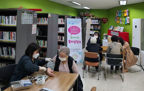 흥도동 복지상담소에는 고양휴메디병원이 참여해 어르신들의 건강상태도 확인하는 현장 지원에 나서 참여자들의 만족도를 높였다.